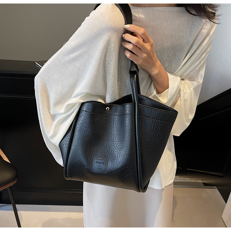 High-end Feel Hand Bucket Bag Women's 2024 Winter New Niche Fashion Casual Shoulder Bag Trendy Women's Mother Bag