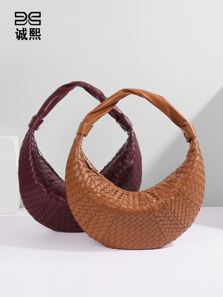 アマゾンの人気牛の角編みの三日月の包みのファッション的な手は復古のギョーザの包みを持ちます。