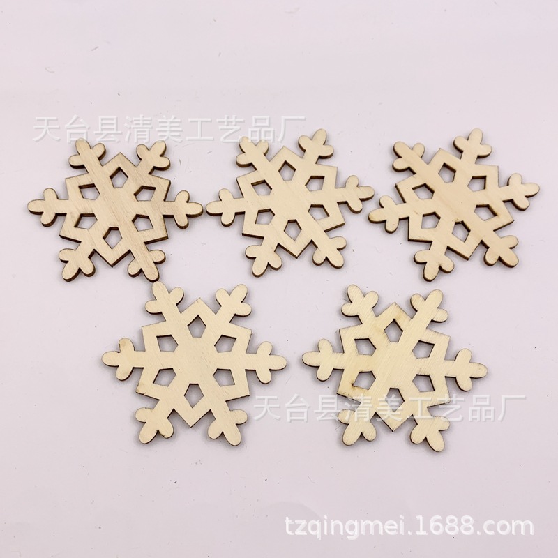 60*60mm variedad de copos de nieve de Navidad de madera pieza de madera colgante decorativo de copo de nieve de madera 10 piezas en un paquete con cuerda de cáñamo