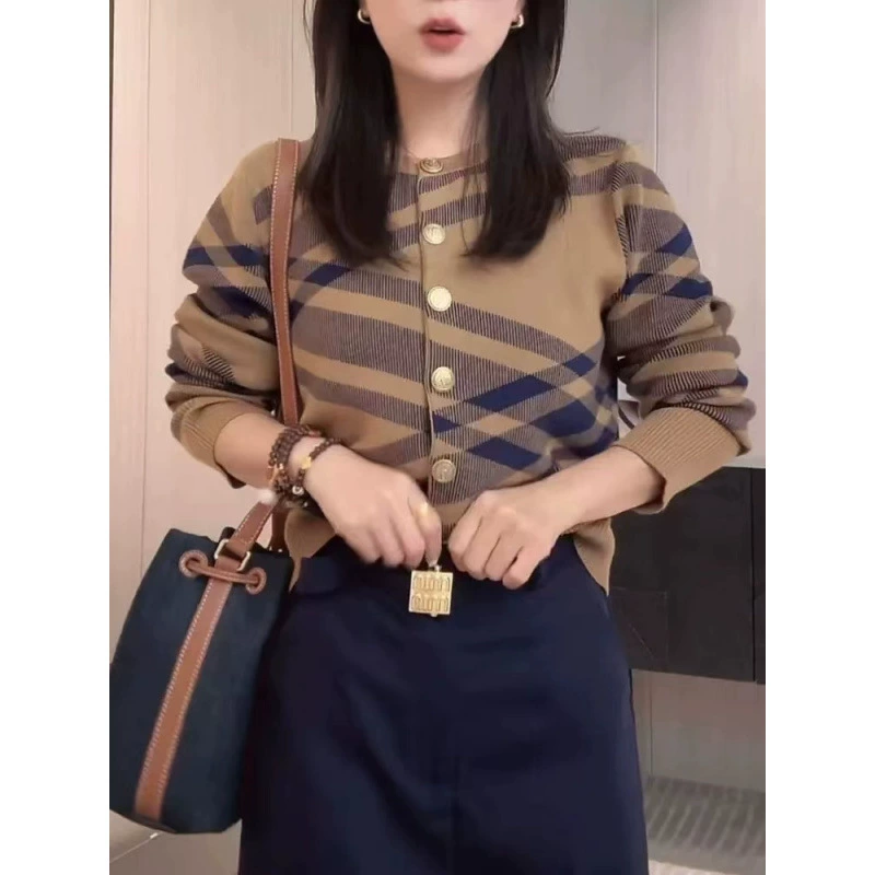 Полосатый контрастный трикотажный топ женский 2024 ранняя осень новая уникальная супер красивая короткая иностранная шикарная рубашка высокого класса