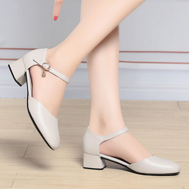 Cheongsam shoes with soft leather soft soles mid-heel one-character buckle strap dancing catwalk shoes middle-aged mother leather shoes women's shoes Cheongsam shoes with soft leather soft soles mid-heel one-character buckle strap dancing catwalk shoes middle-aged mother leather shoes women's shoes