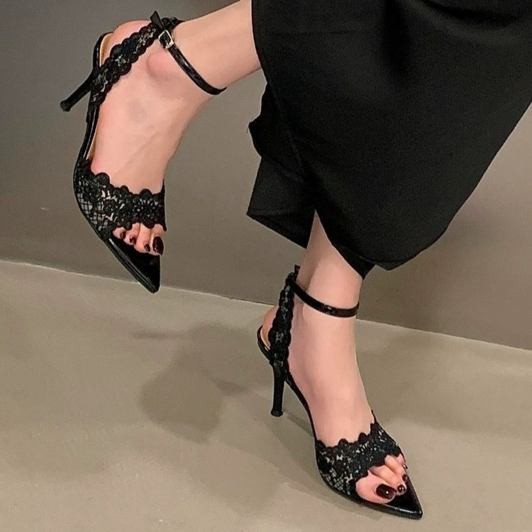 Qadın qara krujevalı uclu burunli stiletto səndəl