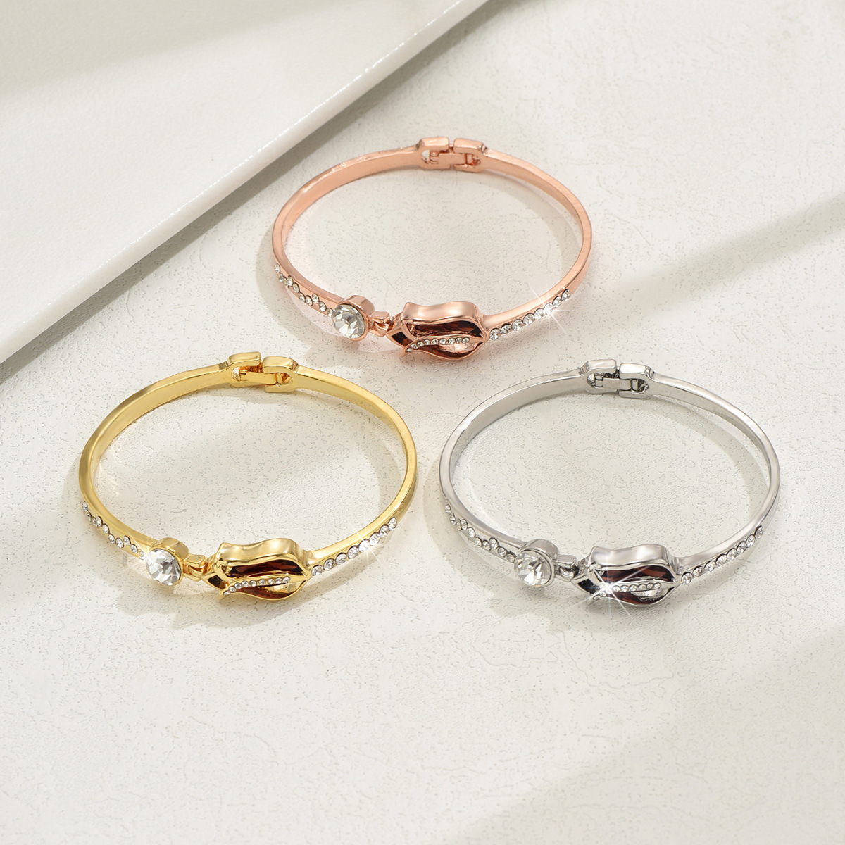 Coreano simple personalidad tulipana cruzada pulsera de doble anillo nicho de diseño femenino lujoso pulsera de pulsera universal pulsera
