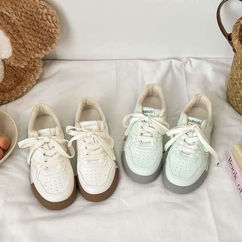 Pequeños zapatos blancos de otoño y invierno adicionados 2025 nuevos zapatos de mujer de color ligero de moda caliente no sofocante zapatos deportivos de viento universitario