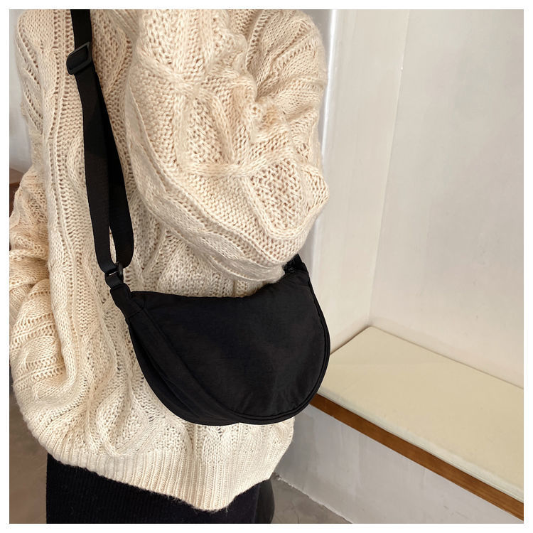 The new fashionable crossbody bag is a versatile and high-end bag for women, a casual and trendy single-shoulder bag, a crescent-shaped bag, and a dumpling bag for women undefined