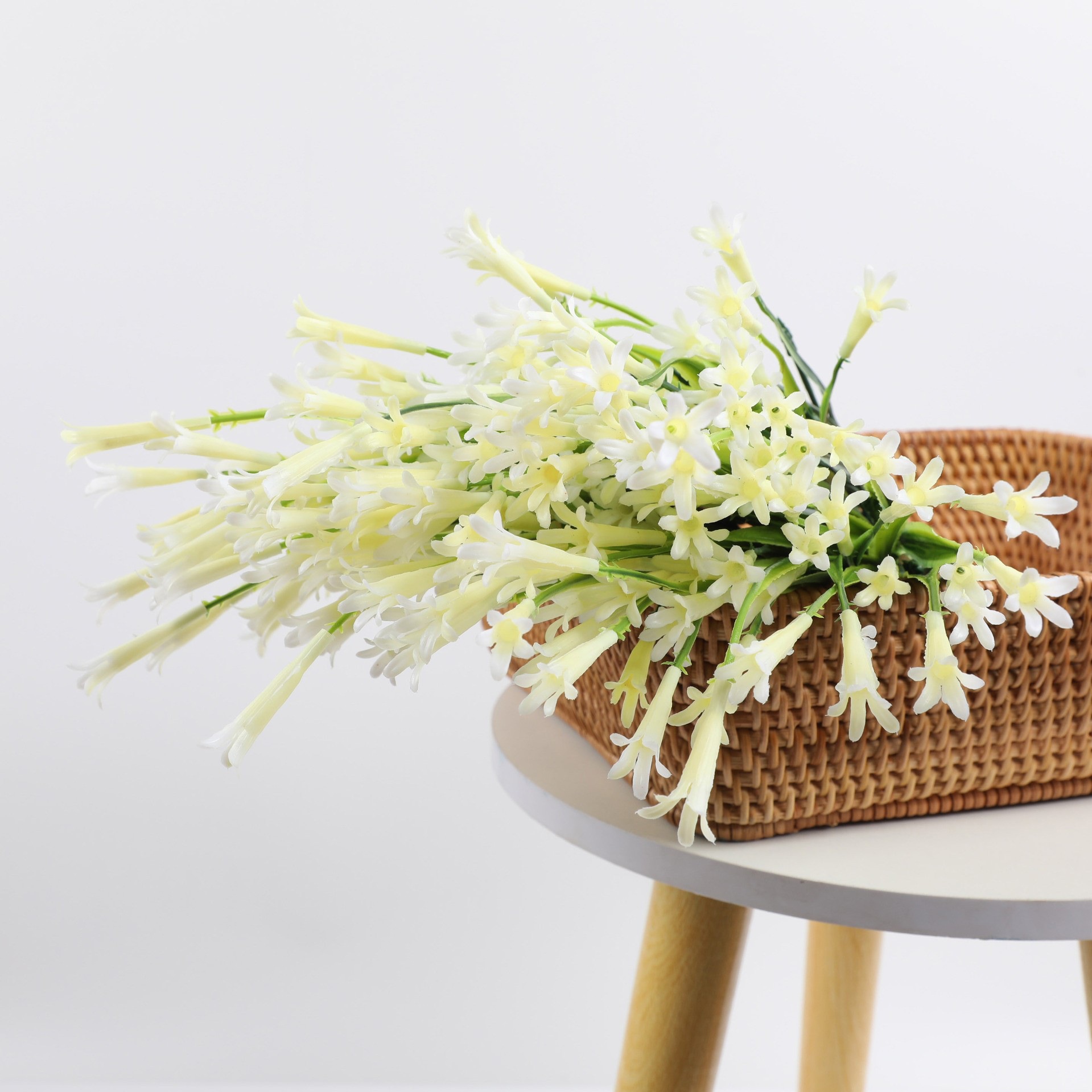 Simulación de plantas acuáticas plástico hierba de primavera flor violeta serigrafía hierba de primavera de cinco cabezas pequeña margarita flor falsa accesorios decorativos al por mayor