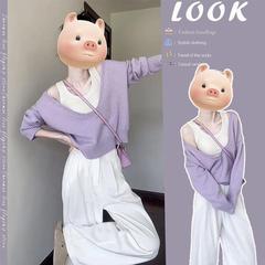 秋の軽熟風はスーツを着ています。女性の新型はやせています。