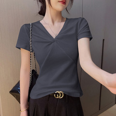 タバコの灰色のvネックの半袖のtシャツの女性の中で2025夏の新型の修身のねじれのデザイン感の正肩のtシャツの上着を掛けます。