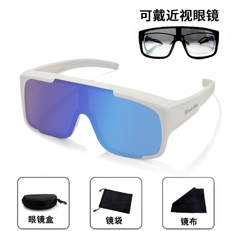 Синий лист в белой оправе