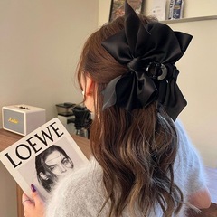 フレンチ特大サイズの黒いサテンの蝶結びは高級感のあるヘアピンの女性の後頭部のサメを挟んで夏の新型を挟みます。
