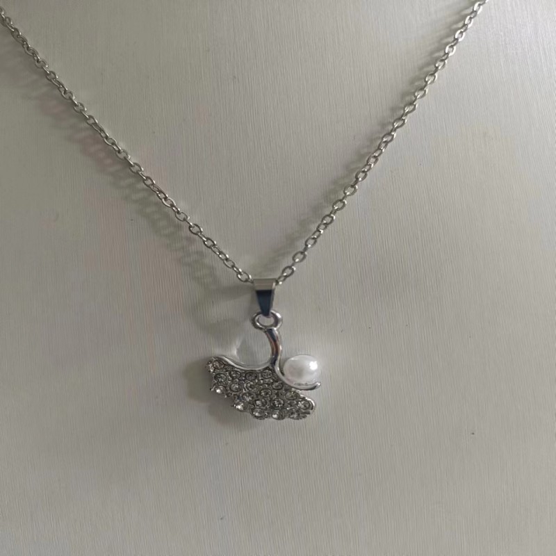 Collana elegante con micro inlay a forma di cuore e goccia_voghion.com