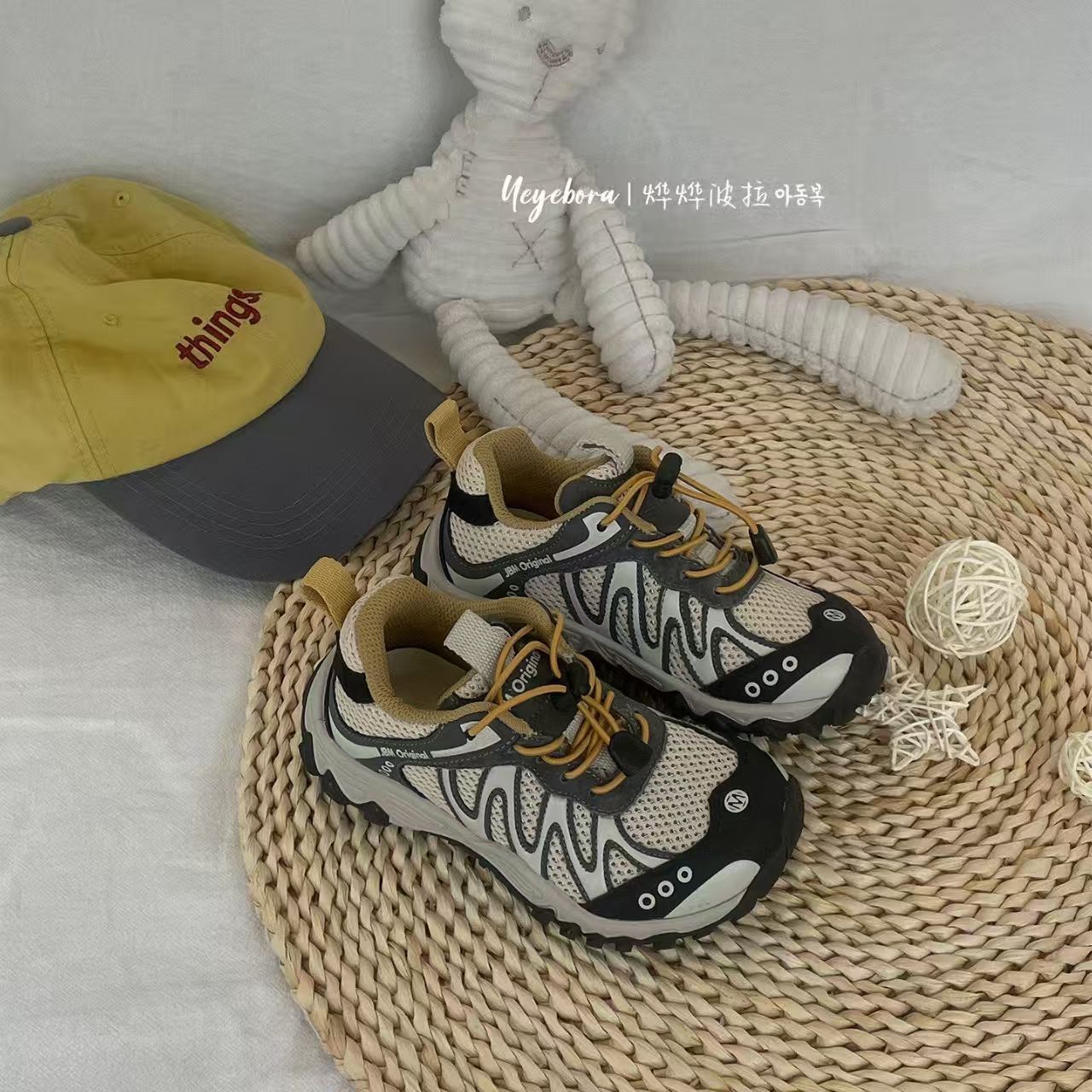 Zapatos infantiles de primavera y otoño 2026 nuevos zapatos de papá suaves para niñas zapatos deportivos casuales para niños zapatos de montaña al aire libre