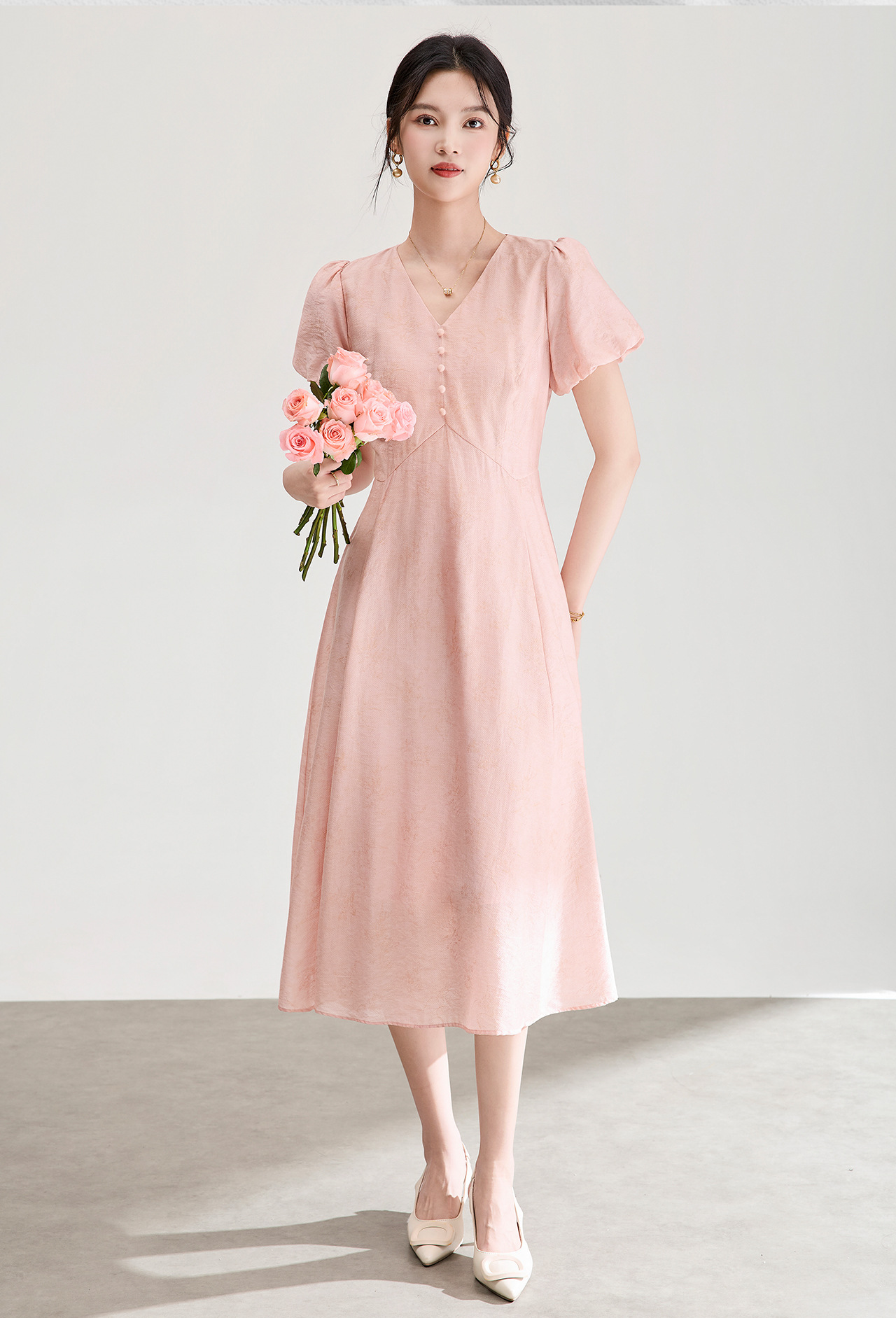 Đầm chữ A cổ V dáng suông midi họa tiết jacquard tối màu — xanh lam chi tiết 2