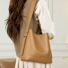 严选小众高级感真皮女包2025新款牛皮水桶包大容量单肩斜挎包