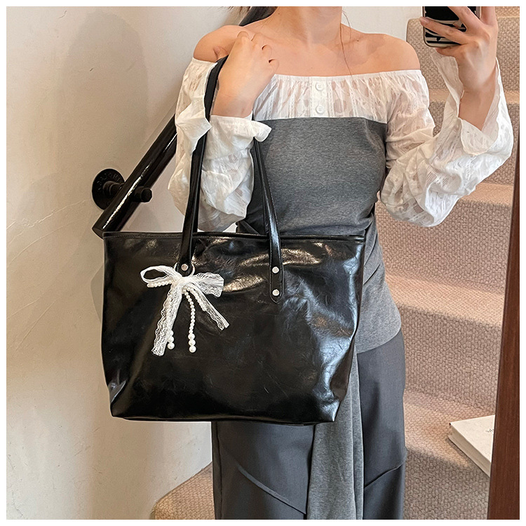The 2025 summer new stylish and simple tote bag is a casual and trendy large-capacity tote bag with a niche design for women undefined
