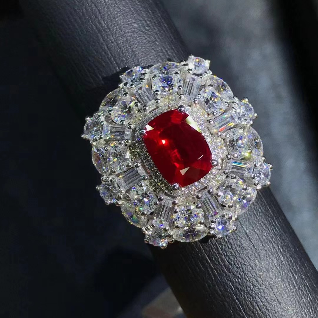 Anillo de rubí artificial de 2,3 quilates incrustado con material de diamante de alto carbono 9K y joyas de piedra Seiko Europa y América