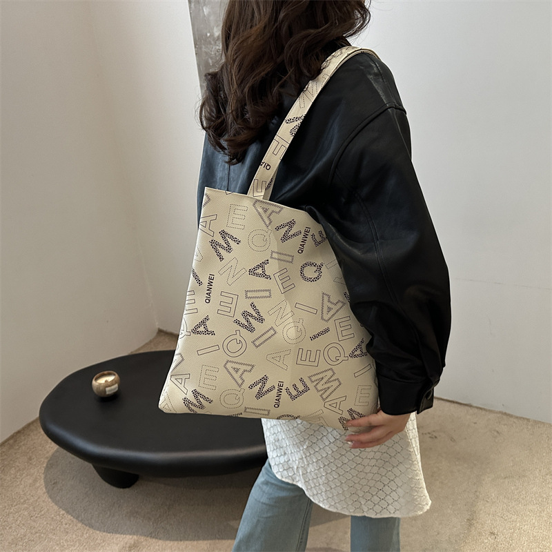 Otoño y invierno retro gran capacidad 2024 nuevo bolso de mujer bolso de hombro universal bolso de viaje de alta calidad bolso especial