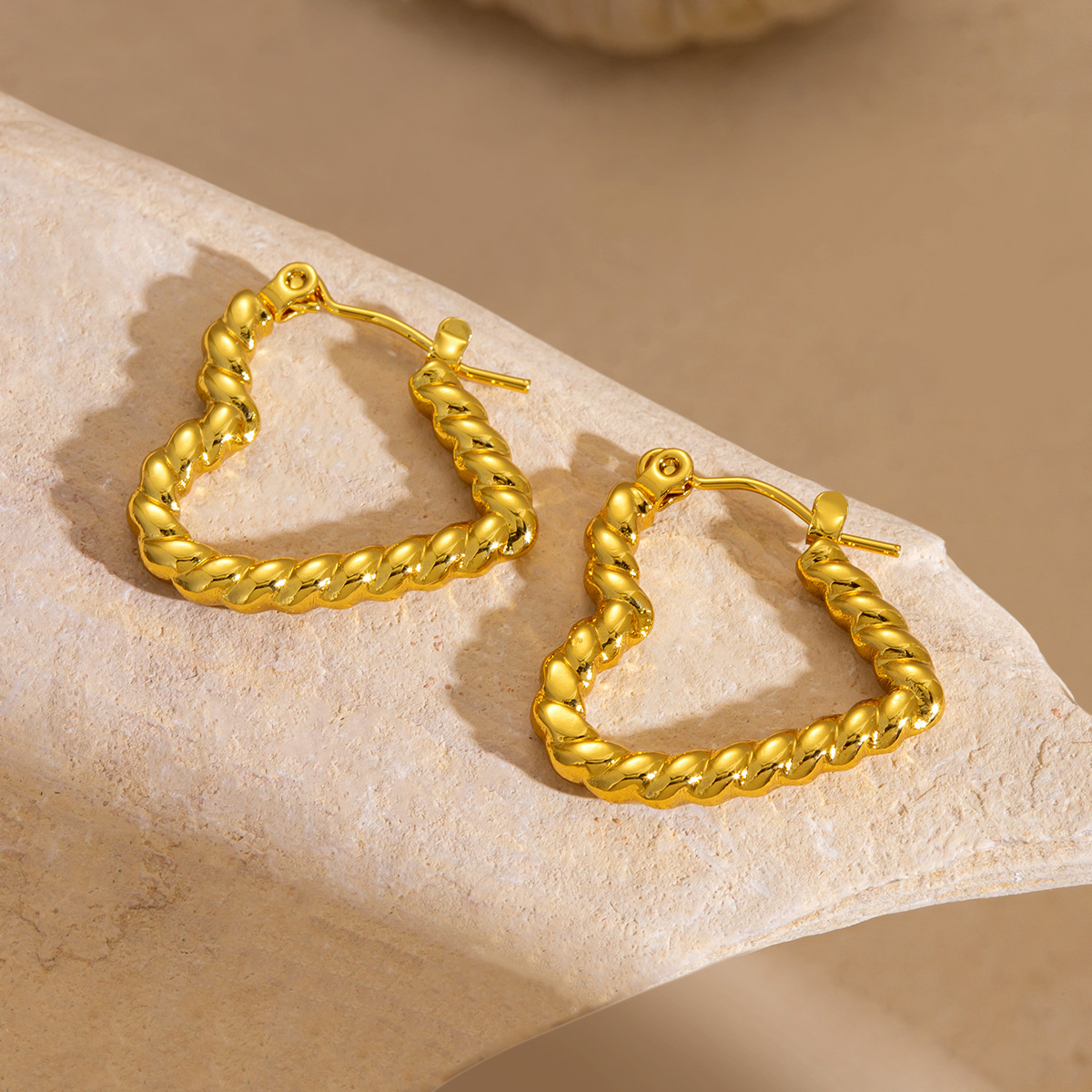 Temperamento de moda europeo y americano transfronterizo, nuevos pendientes de acero inoxidable que no se desvanece, anillo de amor simple y versátil, hebilla de oreja de acero de titanio