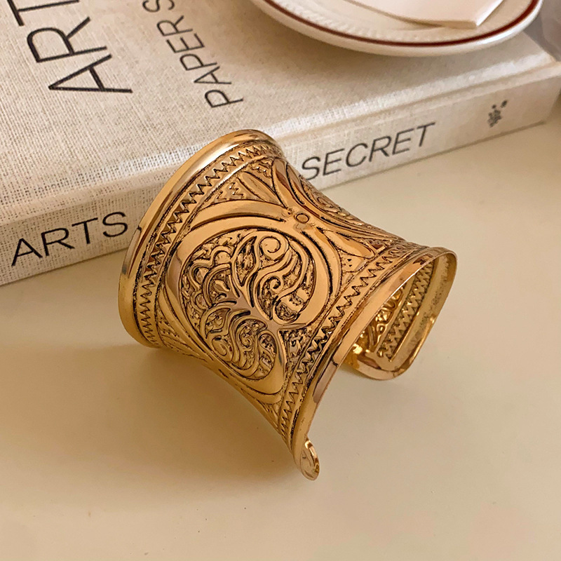 Pulsera plisada irregular de metal estilo europeo y americano fresco elegante pulsera personalidad de alto grado de lujo ligero pulsera al por mayor femenina