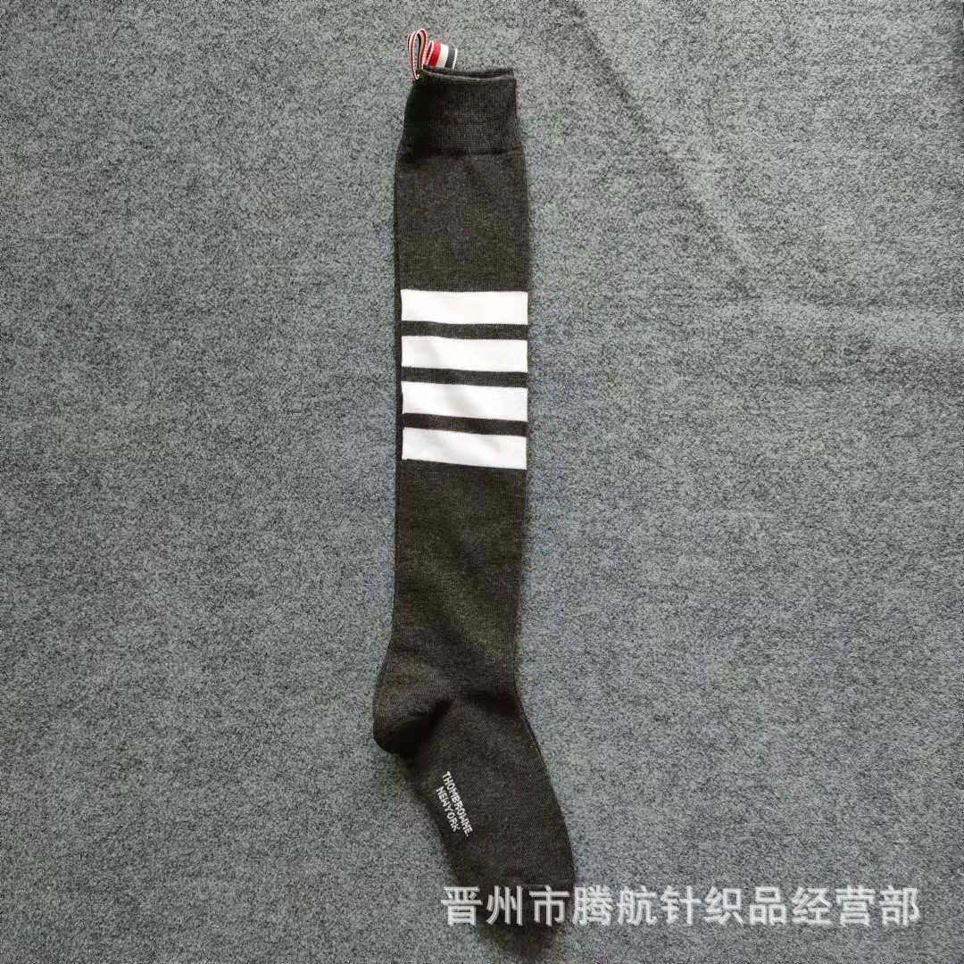 무릎 위 다크 그레이