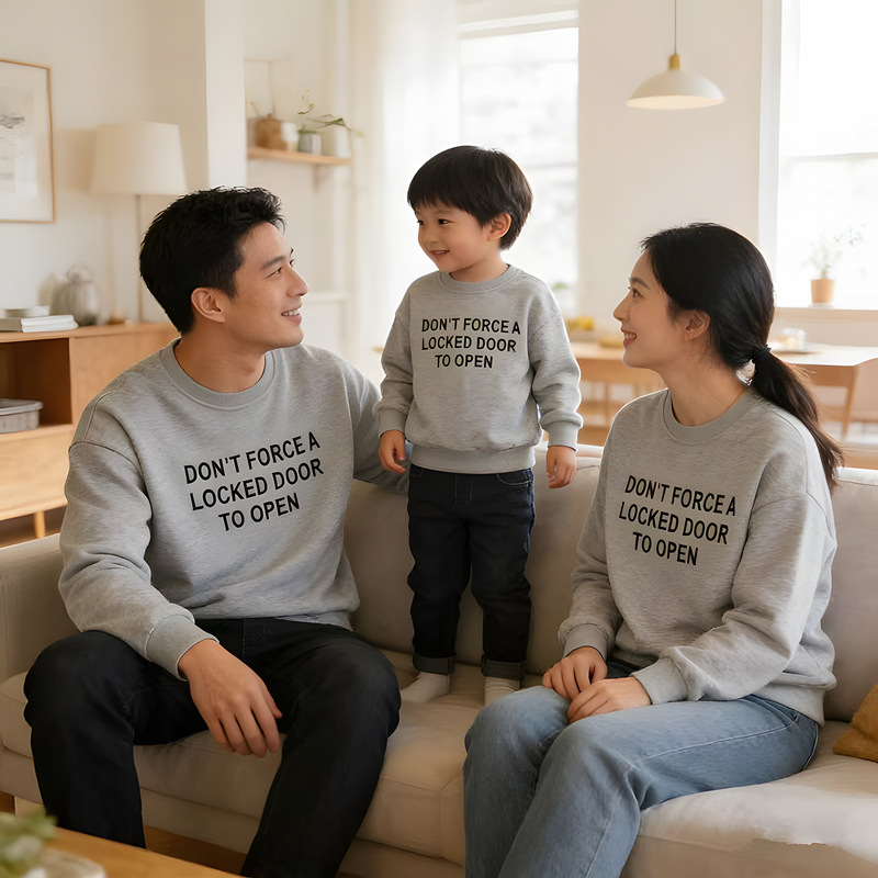 Tenues parent-enfant de style anglais pour le printemps et l'automne 2026, nouveaux sweat-shirts pour bébé, grande taille, tenues familiales pour une famille de trois ou quatre personnes, mère et enfant, mère et fille, tenues pour toute la famille.