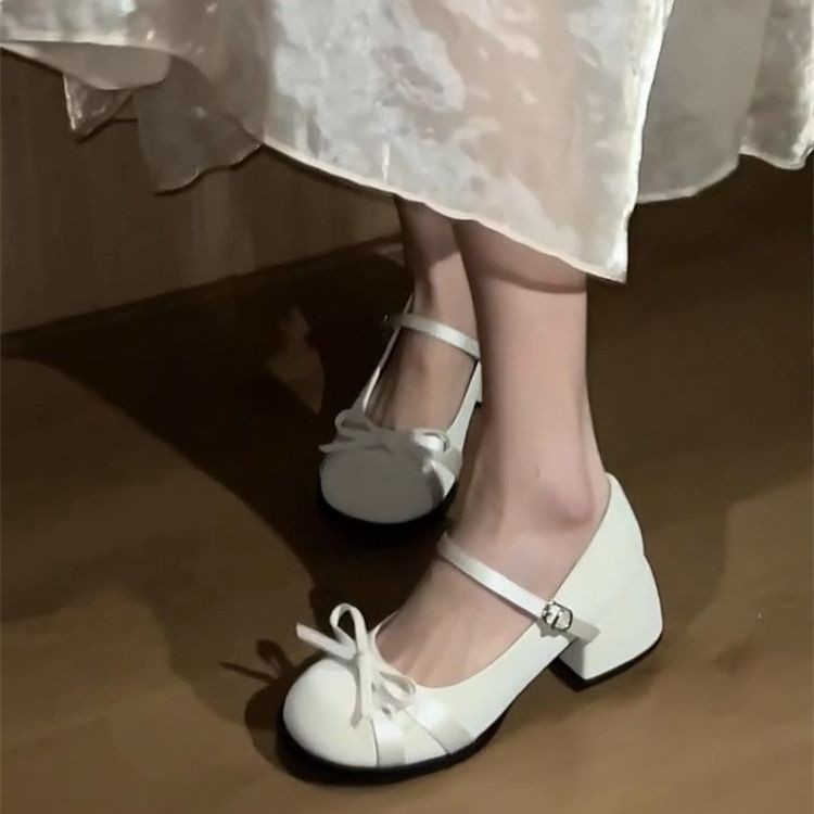 Calles fritas de alto valor de cara zapatos de cuero de tacones gruesos franceses de primavera de mujeres estilo universitario arco de estilo británico zapatos Mary Jane