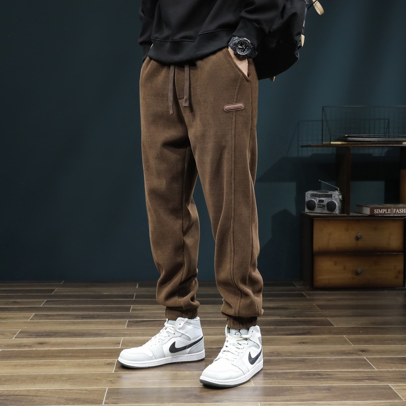 仕事をしているズボンの男性は秋冬に耐摩耗性があり、汚れに強いです。