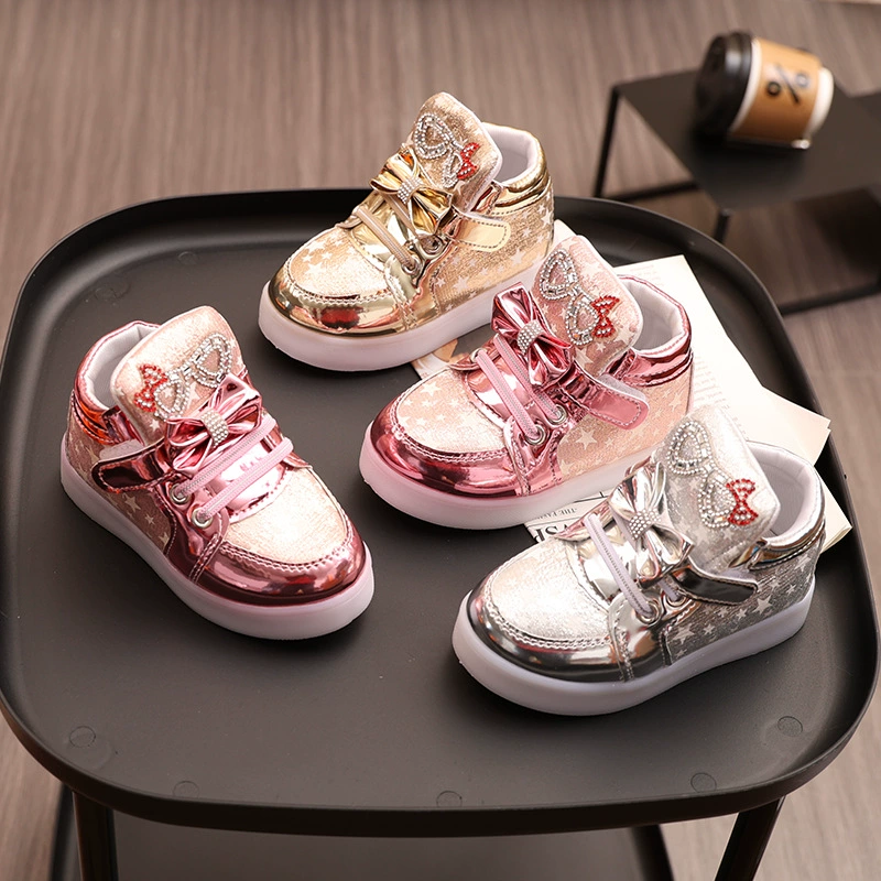 Детские весенне-осенние туфли с бантом для девочек LE D Light-up Shoes Маленькие кожаные ботинки для девочек с яркими бриллиантами Спортивная обувь Модные кожаные ботинки для девочек.
