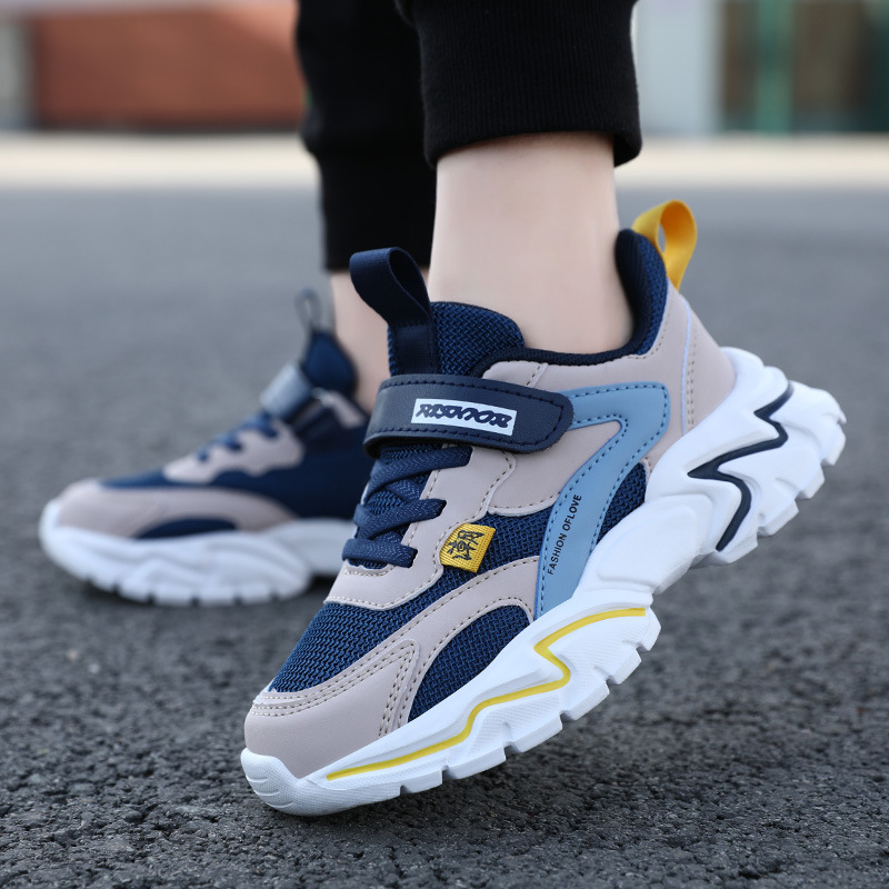 Zapatos para niños 2026 primavera nueva malla transpirable para niños con suela suave ligera para estudiantes de primaria para correr zapatos deportivos para niños