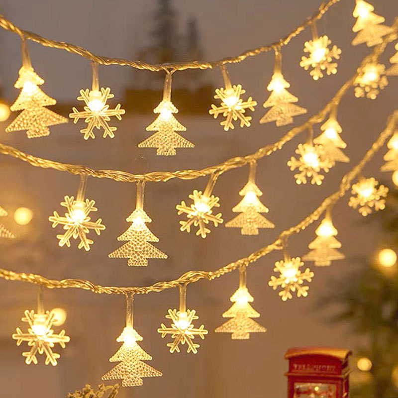 Combinación de árboles de Navidad y copos de nieve
