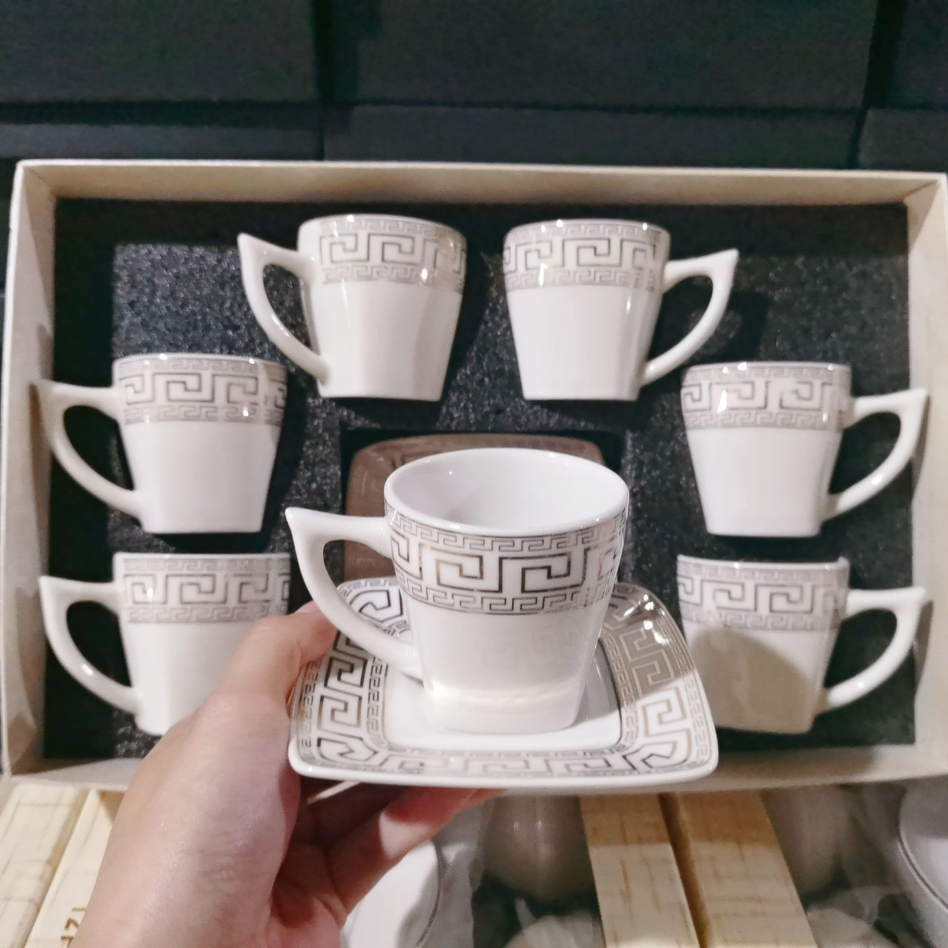 Oriente Medio concentrado de cerámica taza de café y platillo traje de pintura de oro gran pared lado pequeña capacidad 125ml taza de café 6 piezas conjunto venta al por mayor