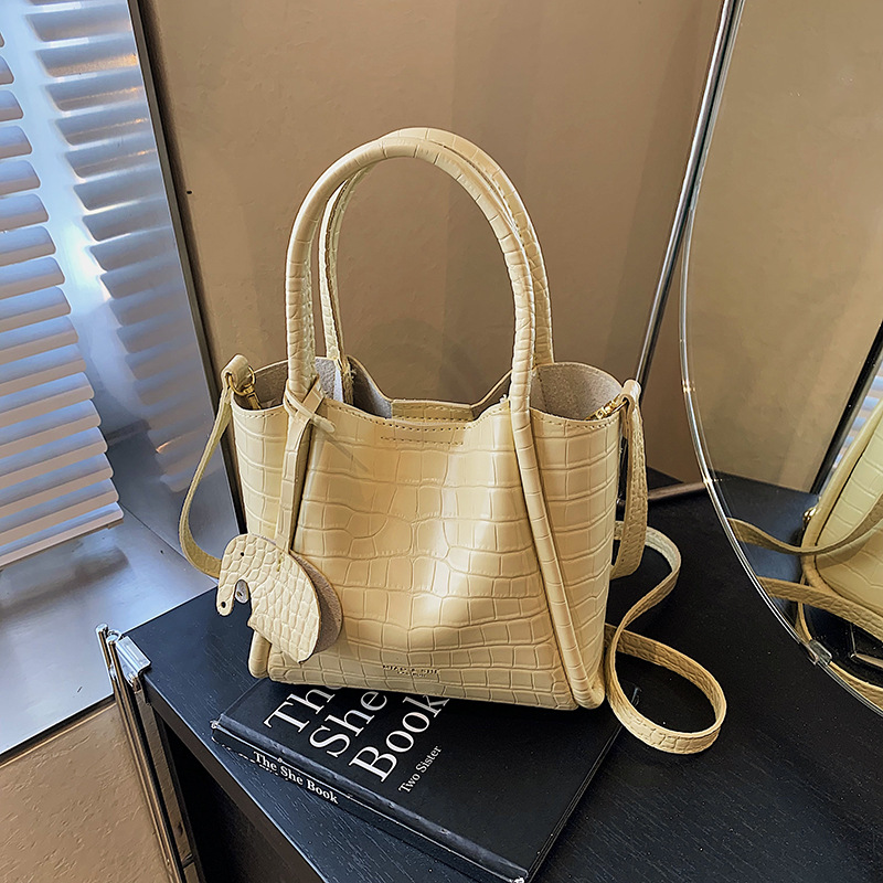 Bolso de canasta de verduras con patrón de cocodrilo transfronterizo para mujer 2025 nuevo bolso de cubo de mensajero casual simple de alta gama