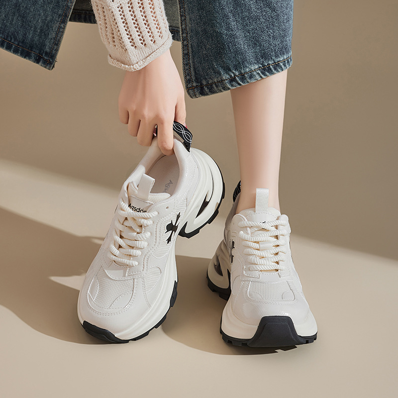 Zapatos de papá de fondo grueso para mujeres 2025 nuevo otoño pequeño hombre casual zapatillas deportivas blancas muy bonitas