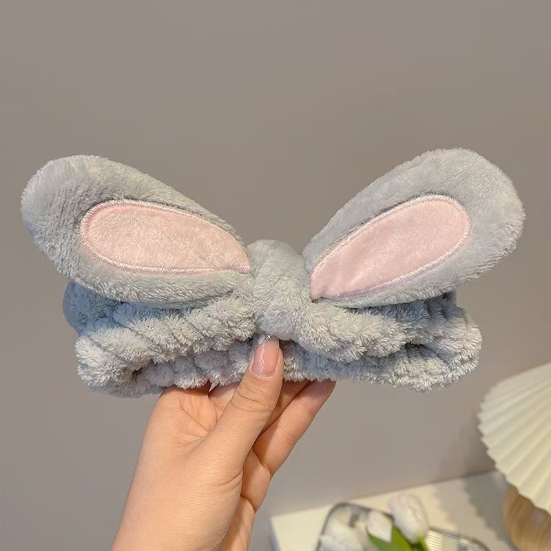 かわいいぬいぐるみのウサギの耳の顔を洗って髪を束ねます。手首に防湿袖の神器をつけます。|undefined