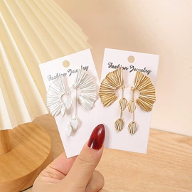 耳钉;耳环;耳坠