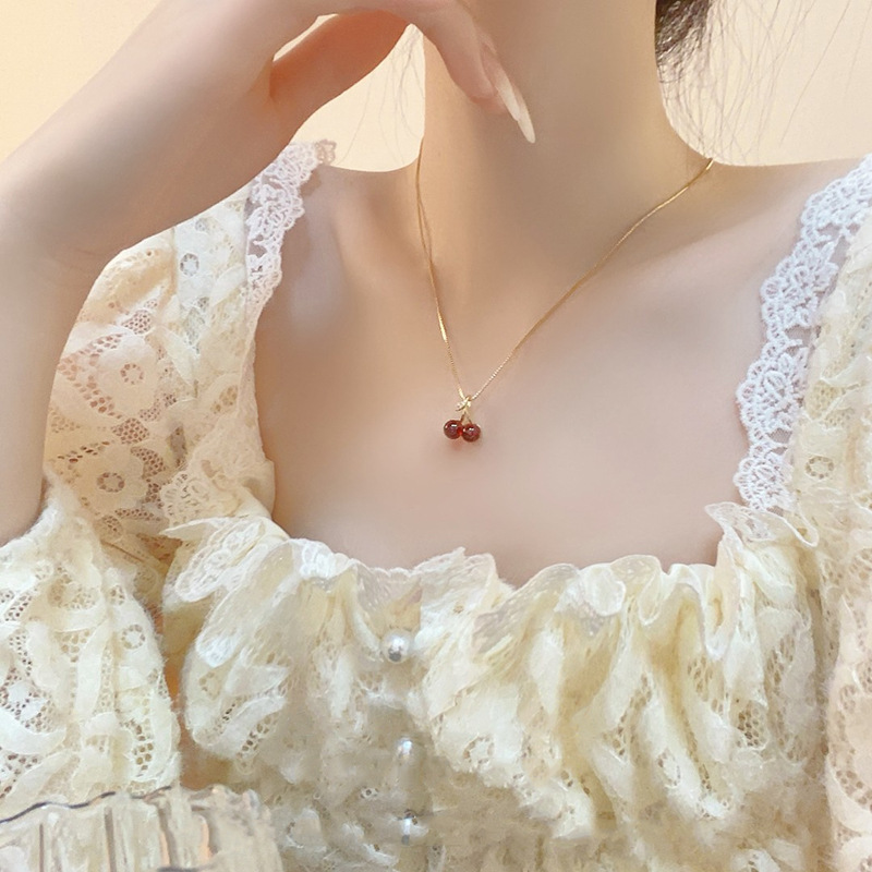 Joyería Al Por Mayor Estilo IG Cereza Acero Titanio Cobre Piedras Preciosas Artificiales Circón Enchapado Embutido Collar Colgante Cadena Portacables Cadena De Caja display picture 2