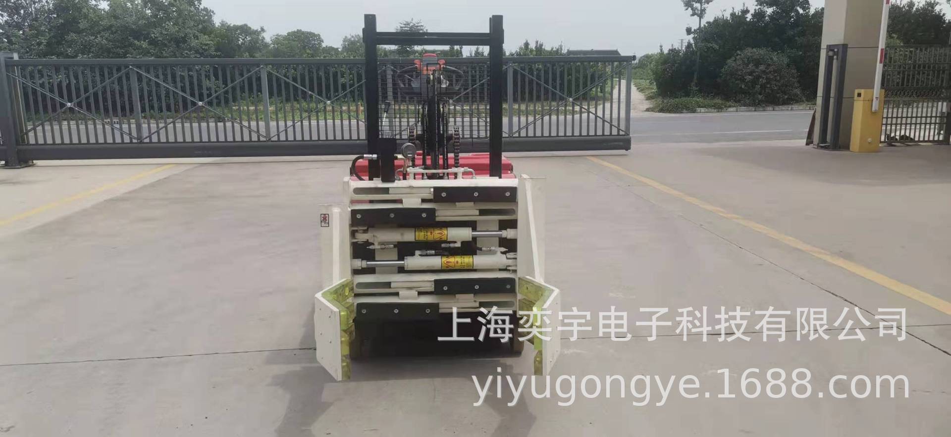 平衡重站驾式夹抱车