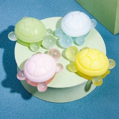 同じ色の亀の手作り石鹸を爆発させます。手を洗って顔を洗います。
