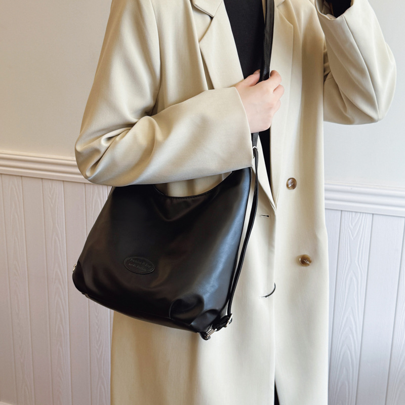 Bolsa de mujer coreana de gran capacidad bajo la axila 2024 retro nuevo otoño y invierno de hombro de moda versátil bolso de hombro