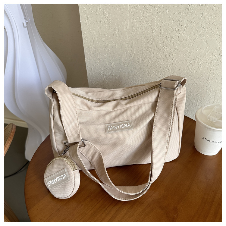 Damen Tasche  Neu Herbst Und Winter Trendy Koreanisch Stil Große Kapazität Cross Body Tasche Lässig All-Matching Mode Leichte Oxford Tasche display picture 4