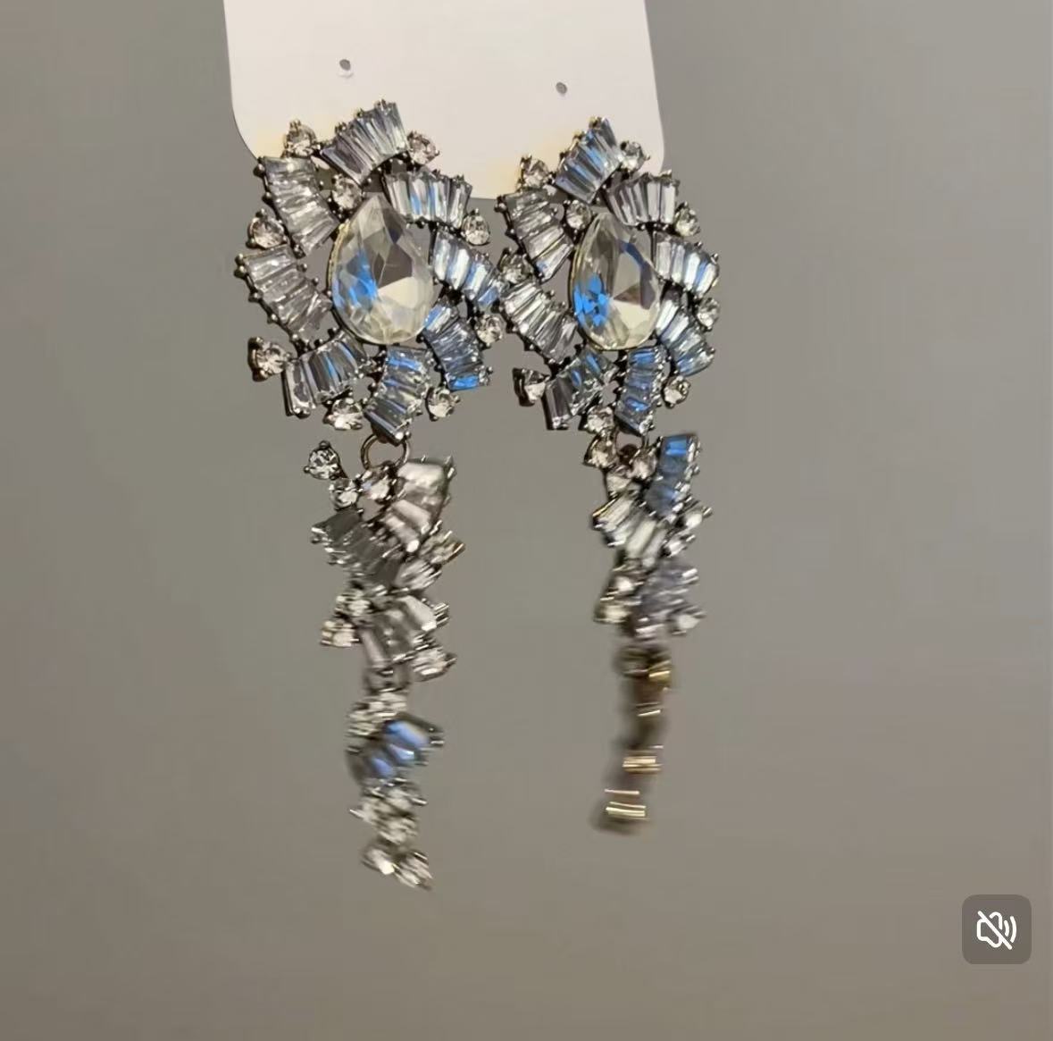 Pendientes largos de borla de circón súper flash Pendientes de lujo ligero de alta gama de moda Pendientes de todo fósforo de temperamento de nicho al por mayor femenino