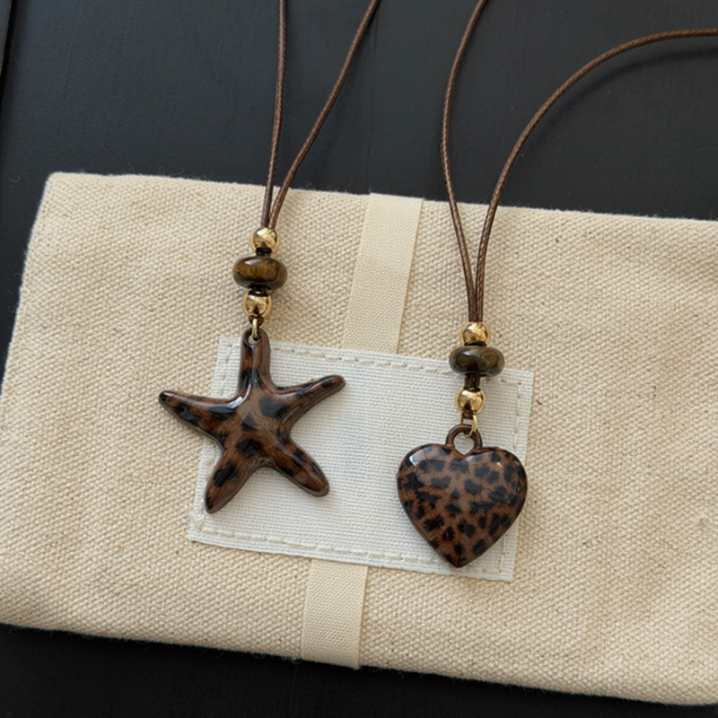 Maillard Leopard Star love collar colgante mujer retro dulce estilo fresco suéter cadena diseño de nicho accesorios de otoño e invierno