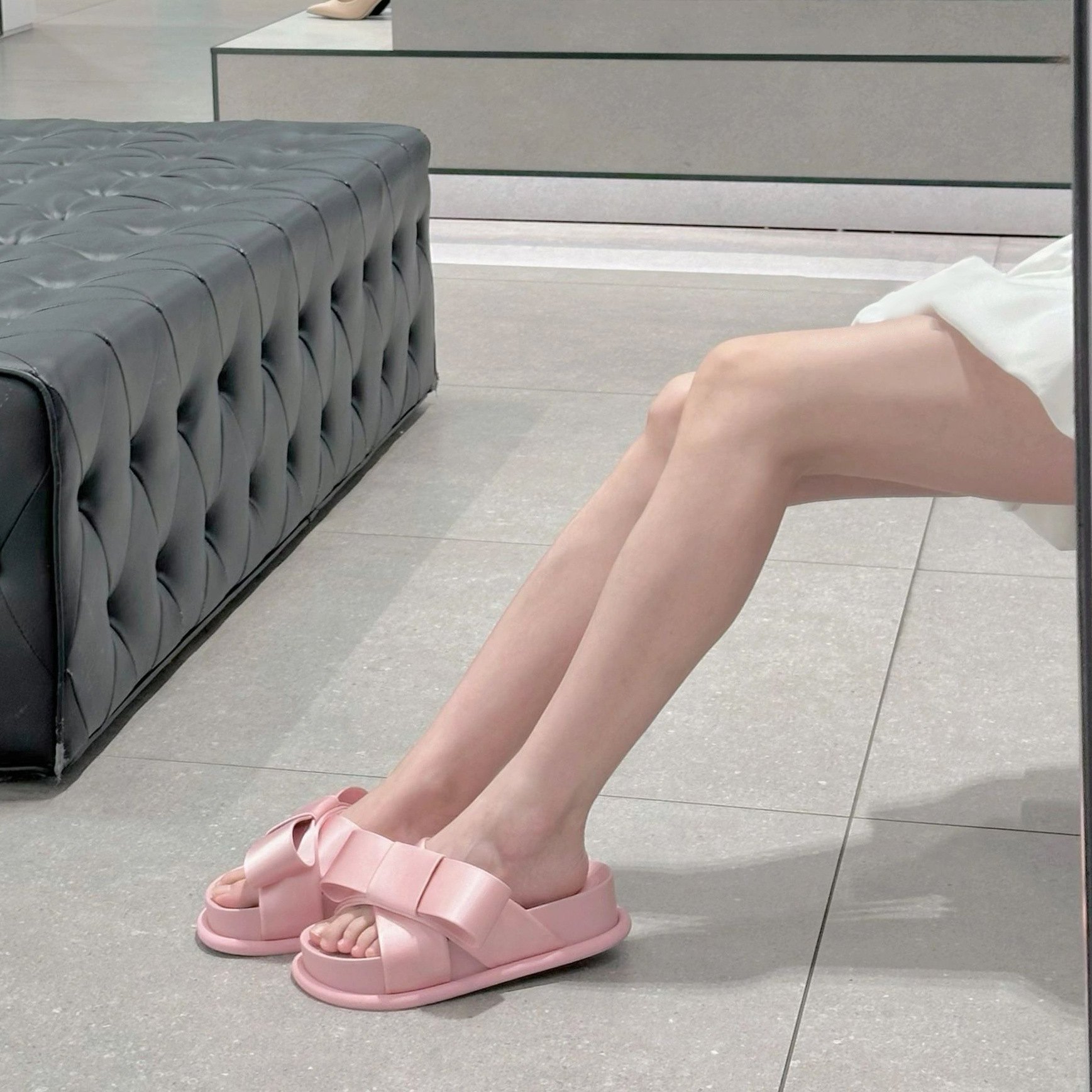 Verano de piel de oveja ~ nuevo arco de cuero grueso fondo zapatillas de una sola palabra para la mujer de la ropa exterior de media altura de tacones altos zapatillas frías