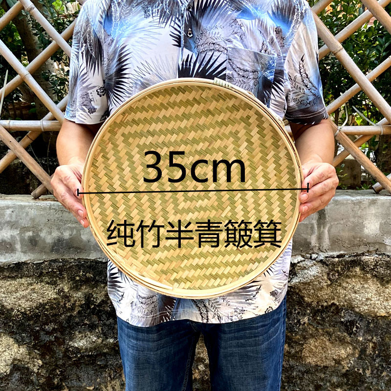 箕竹は箕竹ふるいを編んで手作りの竹製品の竹の絵馬を干します。|undefined