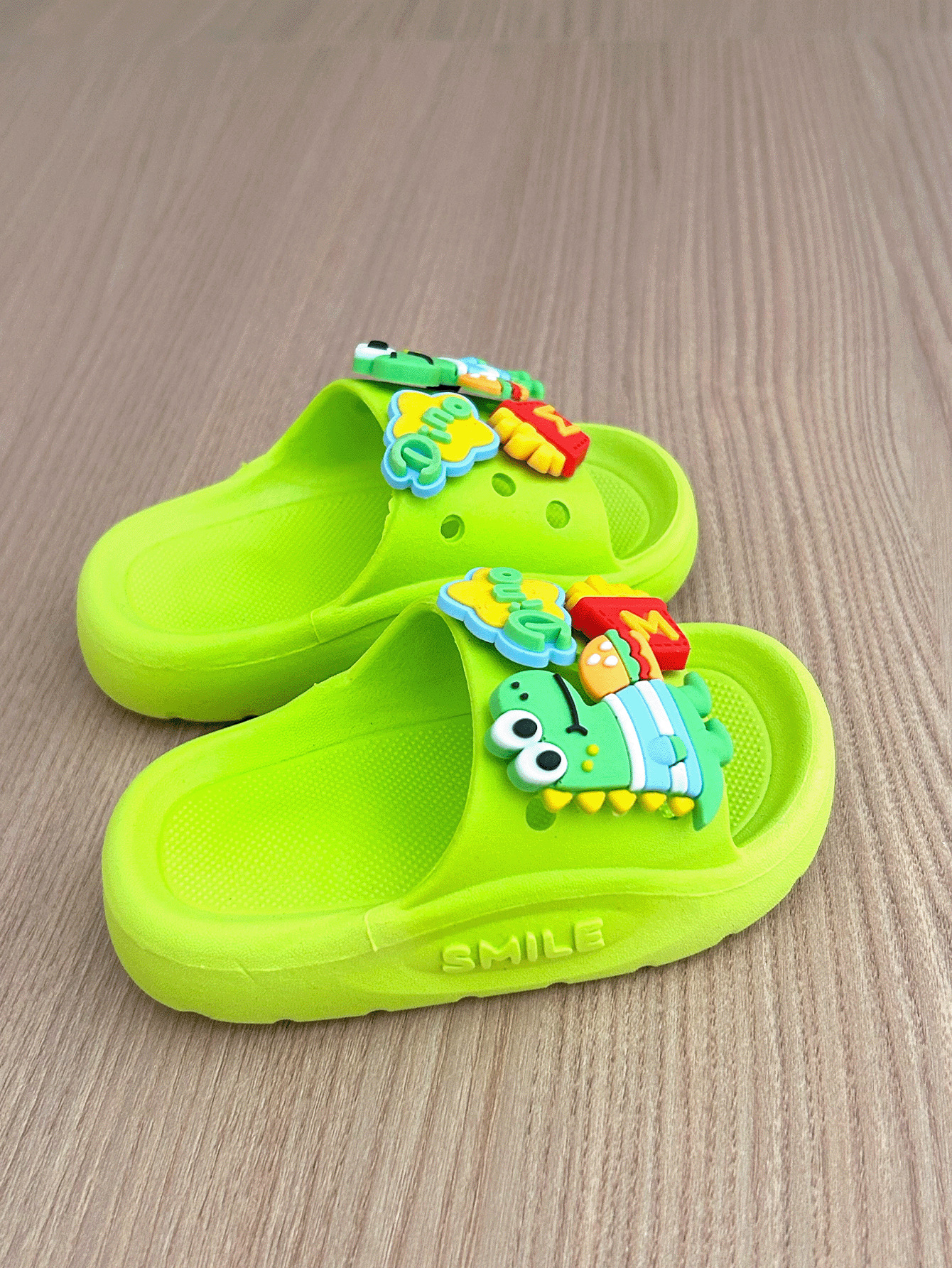 2026 E-commerce popular coreano zapatillas infantiles de alta calidad cómodas zapatillas de moda de dibujos animados suaves fábrica al por mayor
