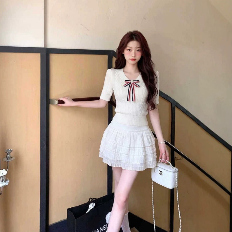 This Year's Trendy and Beautiful Bow-Knot V-Neck Knitted Short-Sleeved T-Shirt for Women Is a Super Popular Summer Top That Looks Age-Reducing
