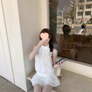 早春季法式辣妹气质挂脖波点连衣裙女夏飘带设计感收腰无袖短裙子