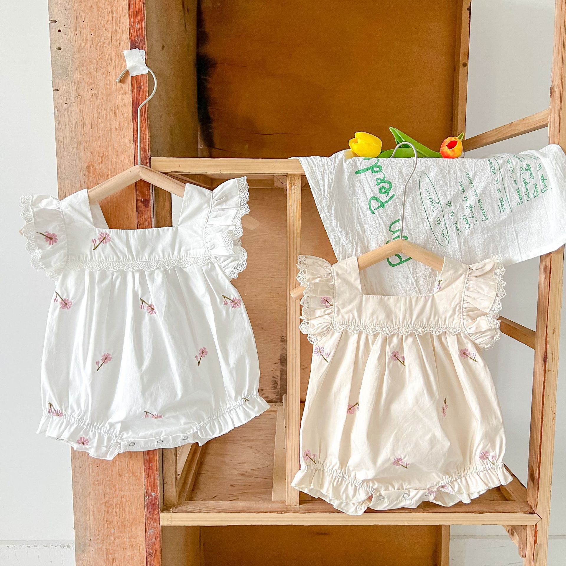 2022 verano lindo bebé mono encaje cuello cuadrado bordado vaina de algodón manga del vuelo mameluco