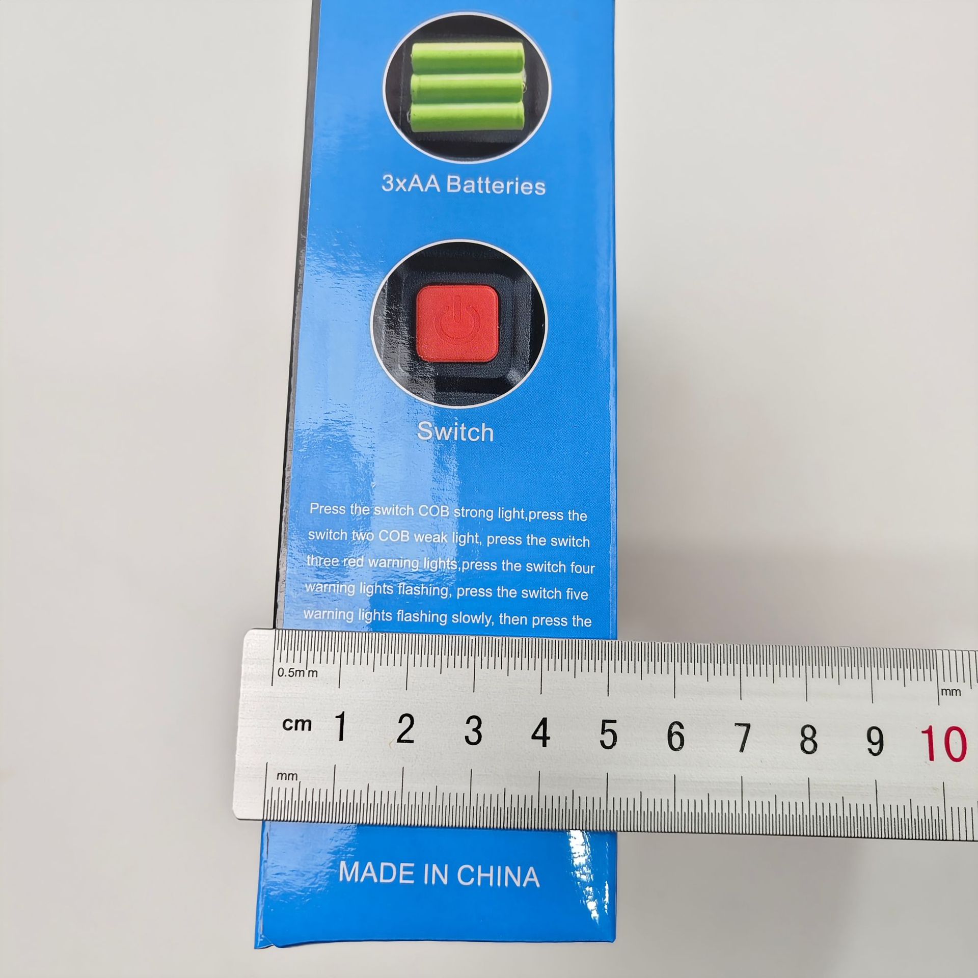 Car warning sign with LED lighting, USB charging port, solar-powered triangular warning sign