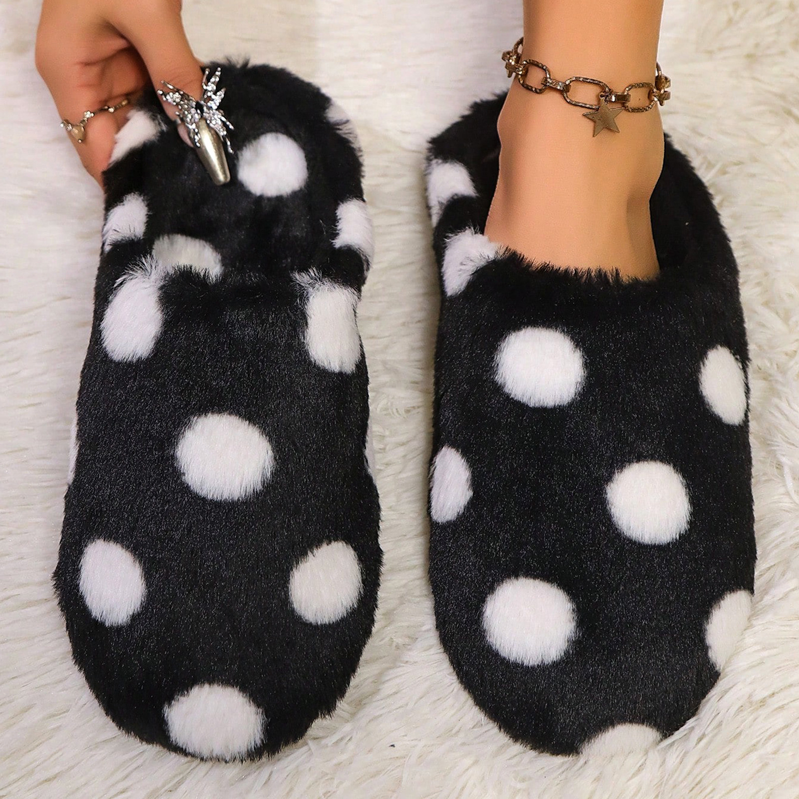 Zapatos de algodón caseros redondos para mujeres de invierno interior y exterior calentamiento de tela de peluche zapatillas de algodón para mujeres cómodas zapatillas de algodón image 7